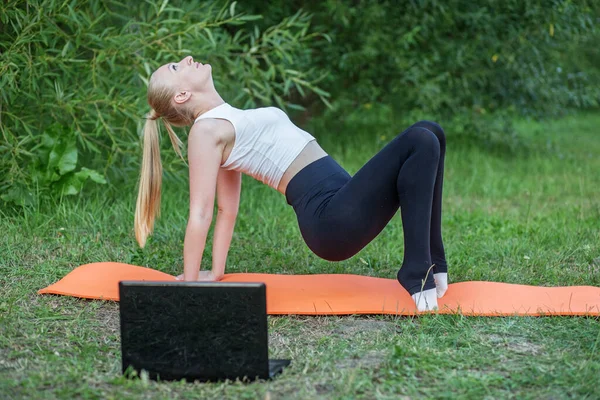 Frau Übt Dehnübungen Online Freien Sport Treiben Anleitungen Oder Anweisungen — Stockfoto