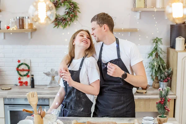 Молода Щаслива Пара Насолоджується Готує Різдвяне Печиво Разом Своїй Кухні — стокове фото