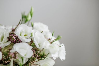 Lisianthus ve Heather 'lı güzel bir buket. Mesaj için yer. Özgeçmiş, hediye, tatil kavramı