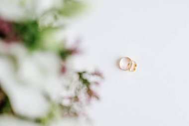 Düğün buketi ve yüzükler. Evlilik ve aşk kavramı. Boşluğu kopyala