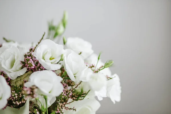 美丽的花束 配以荔枝和石南花 文字的位置 假日的概念 — 图库照片