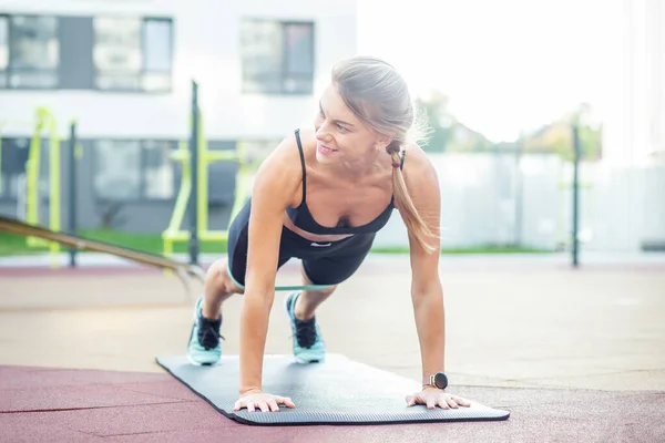 Jeune Femme Est Engagée Dans Remise Forme Étirement Sur Terrain — Photo