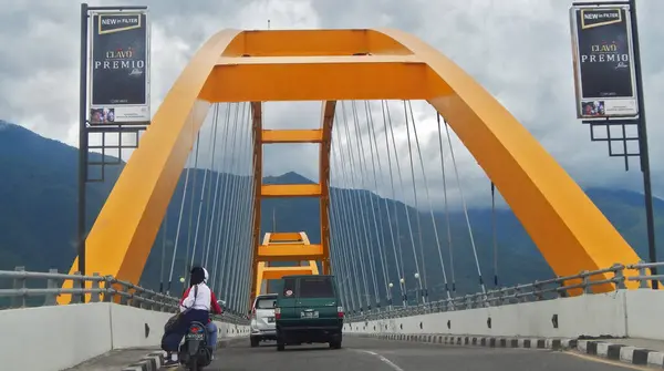 Palu City, Endonezya 'daki Sarı Köprü ayakta duruyor ve Palu şehrinin bir simgesi haline geliyor. Bu köprü 2018 'de Palu' yu vuran tsunami tarafından yıkıldı..    