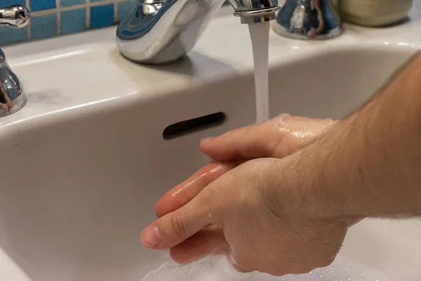 Homem Lavando Mãos Banheiro — Fotografia de Stock