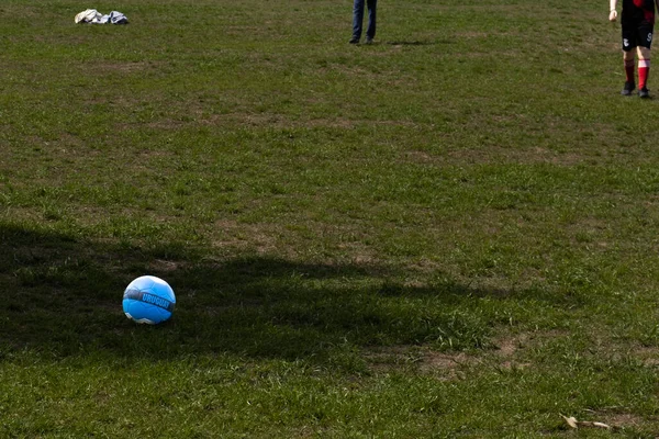 Barn Som Spiller Fotball Med Uruguayansk Ball – stockfoto