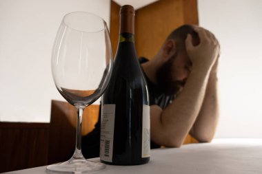Alkol sorunları. Şaraptan muzdarip beyaz bir adam. Alkolizm.