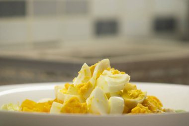 Yumurta ve biberli salata mutfak tezgahında yeni hazırlandı.