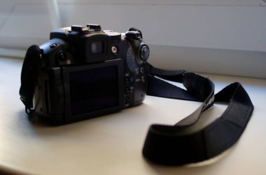 Tarafsız beyaz arka planda güzel bir siyah kamera var.