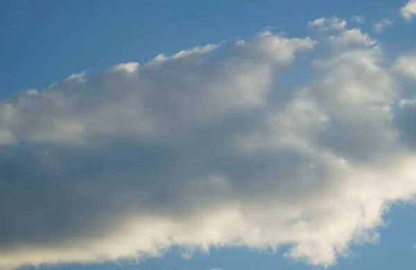 Die Wolken Sind Blauen Himmel Mit Den Sonnenstrahlen — Stockfoto