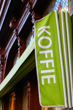 Açık yeşil tente, Hollanda 'da kahve sözcüğünü ifade eden bir kafenin duvarında güzel bir cam pencere var. Utrecht, Hollanda 'da çekildi..