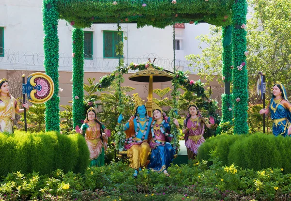 Colorful Life Size Idols Krishna Radha Sitting Swing Prem Mandir — стокове фото