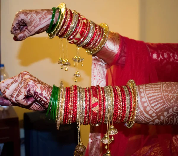 Indian Bride Hand Showing Beautiful Bangles Heena Selective Focus One — стокове фото