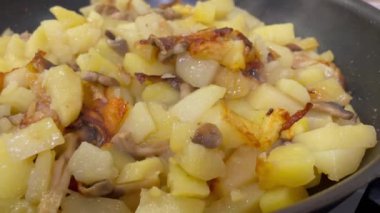 Patates mantarı kızartma tavası mutfağı. 