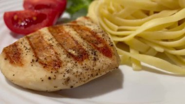 Tavuk eti ızgarası, erişte, marul, domates, sağlıklı yiyecekler. 