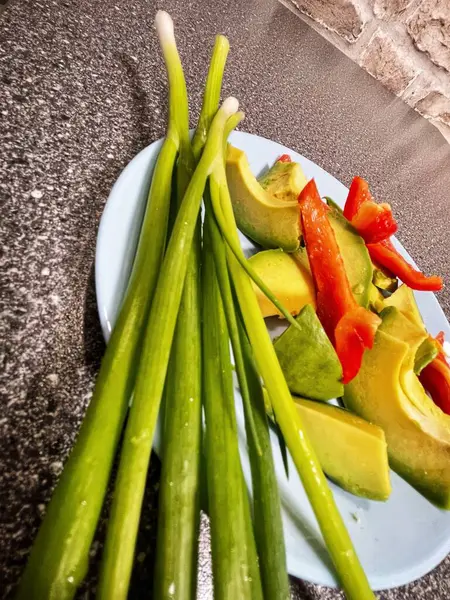 Вітаміни Овочі Цибуля Перець Авокадо Здоровий Кухня Тарілка Вегетаріанський — стокове фото