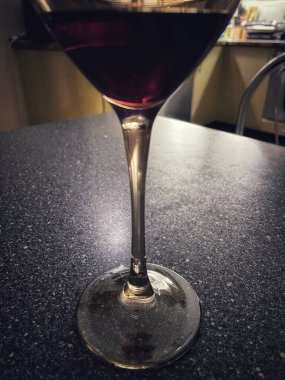 Bardak, masa, şarap, zaman, aşk, hayat.