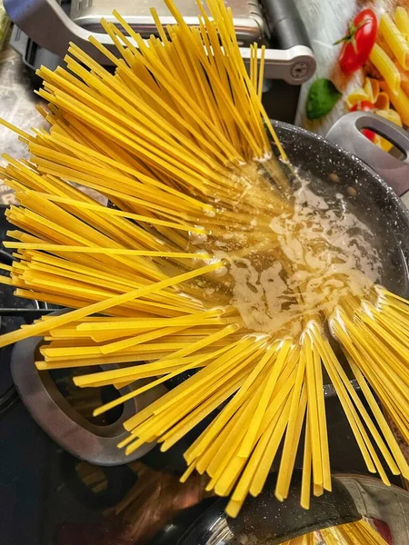 Spaghetti Maccheroni Cuoco Cucina Cucina Foto Stock