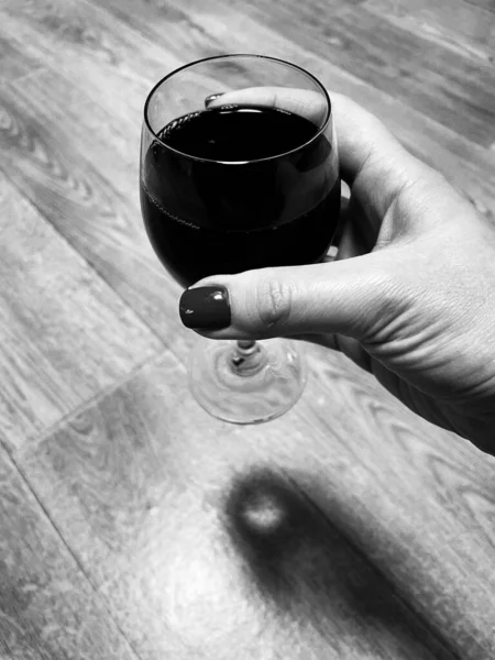 Πίνοντας Κρασί Καρφί Χέρι Δάχτυλα — Φωτογραφία Αρχείου
