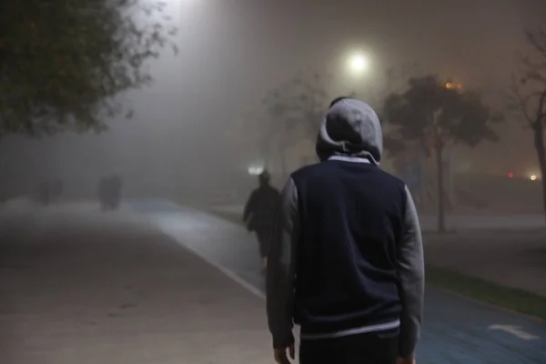 Man Walking Road Foggy City — Stock Photo, Image