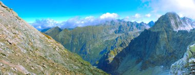 Dağ manzarası. Dağlık kayalık arazi. Dağ tepelerinin ve vadilerin panoramik fotoğrafı. Kaya tepelerinin görkemli manzarası. Yüksek çözünürlüklü resim. Slovakya 'daki Tatra Dağları' nın gerçek fotoğrafı.