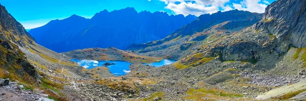 Dağ manzarası. Dağlık kayalık arazi. Dağ tepelerinin ve vadilerin panoramik fotoğrafı. Kaya tepelerinin görkemli manzarası. Yüksek çözünürlüklü resim. Slovakya 'daki Tatra Dağları' nın gerçek fotoğrafı.