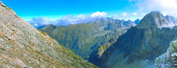 Dağ manzarası. Dağlık kayalık arazi. Dağ tepelerinin ve vadilerin panoramik fotoğrafı. Kaya tepelerinin görkemli manzarası. Yüksek çözünürlüklü resim. Slovakya 'daki Tatra Dağları' nın gerçek fotoğrafı.