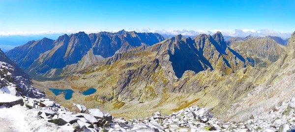Dağ manzarası. Dağlık kayalık arazi. Dağ tepelerinin ve vadilerin panoramik fotoğrafı. Kaya tepelerinin görkemli manzarası. Yüksek çözünürlüklü resim. Slovakya 'daki Tatra Dağları' nın gerçek fotoğrafı.