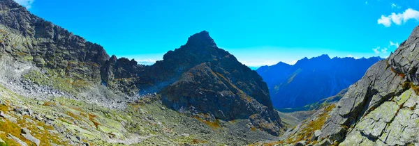 Dağ manzarası. Dağlık kayalık arazi. Dağ tepelerinin ve vadilerin panoramik fotoğrafı. Kaya tepelerinin görkemli manzarası. Yüksek çözünürlüklü resim. Slovakya 'daki Tatra Dağları' nın gerçek fotoğrafı.