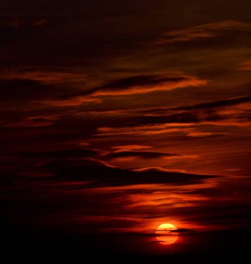 Gün batımının yoğun kırmızı renkleri.