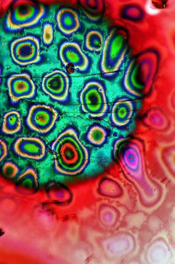 Renkli desenli ve parıldayan şekilli soyut arkaplan.