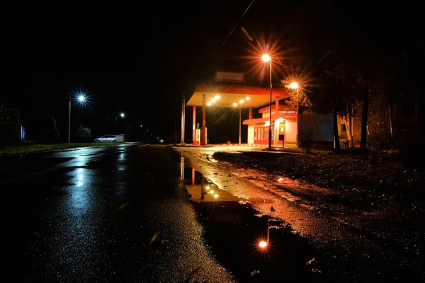 Νυχτερινή Θέα Στον Κεντρικό Δρόμο Και Βενζινάδικο Στο Χωριό Μου — Φωτογραφία Αρχείου