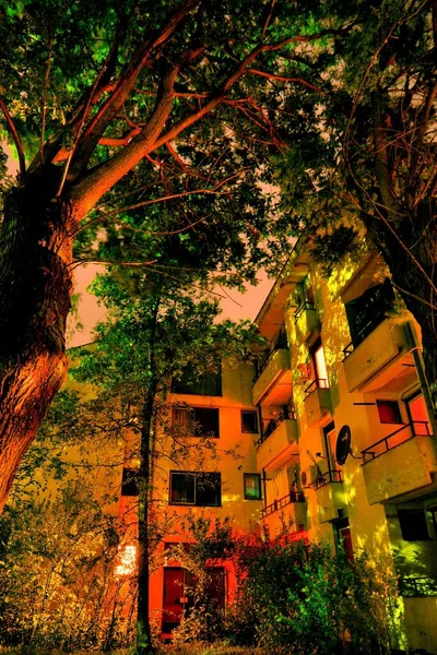 Vista Ángulo Entre Dos Edificios Por Noche — Foto de Stock