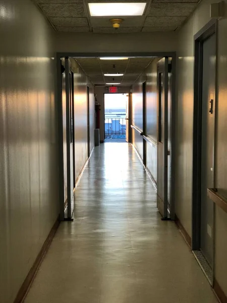 Brooklyn Middag Appartementencomplex Indoor Met Deur Grootte Uitzicht Oceaan — Stockfoto