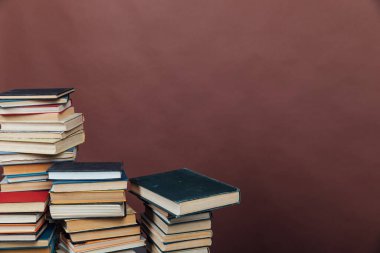 Üniversite Kütüphanesi için Kitap Yığını Eğitim Kahverengi Arkaplan