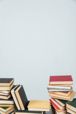 Üniversite kütüphanesi hakkında bilgi vermek için kitap yığınları beyaz arkaplan