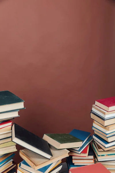 Stapelweise Bücher für den Unterricht in der Hochschulbibliothek brauner Hintergrund — Stockfoto