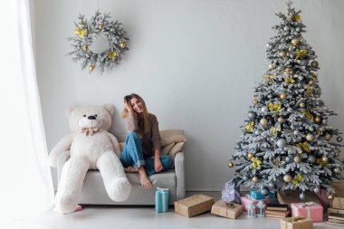 Güzel bir kadın beyaz bir oyuncak ayıyla Noel 'de