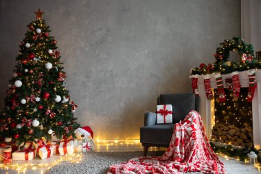 Hediyelerle Noel ağacı yeni yıl süslerini aydınlatır.