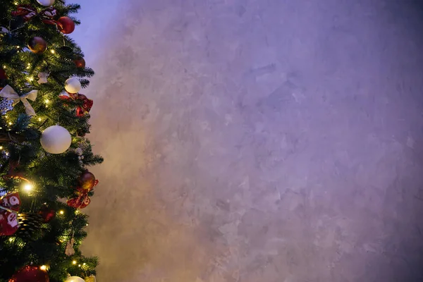Χριστουγεννιάτικο δέντρο και φώτα γιρλάντα σε γκρι φόντο το νέο έτος — Φωτογραφία Αρχείου