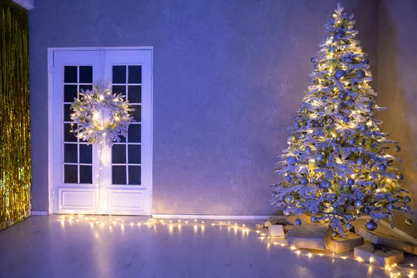 Χριστουγεννιάτικο δέντρο με δώρα φώτα γιρλάντες Πρωτοχρονιά — Φωτογραφία Αρχείου