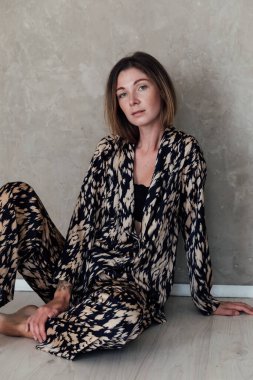 Güzel, şık, sarı saçlı bir kadının portresi.