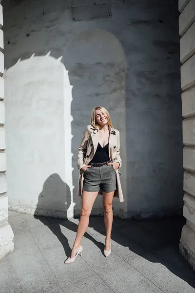 Vacker blond kvinna med långa ben på gatan — Stockfoto