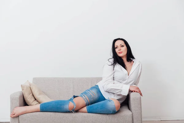 Красива жінка брюнетка на офісному дивані вдома — стокове фото