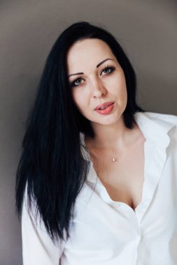 Güzel, modaya uygun esmer bir kadının portresi.