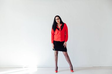 Güzel kadın esmer öğretmen iş elbisesi içinde.