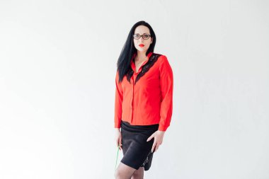 Güzel kadın esmer öğretmen iş elbisesi içinde.