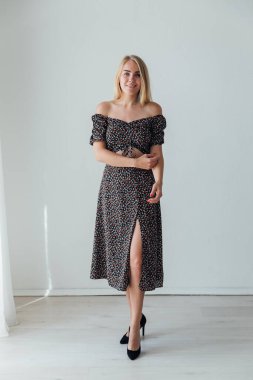 Gri elbiseli güzel sarışın kadın.