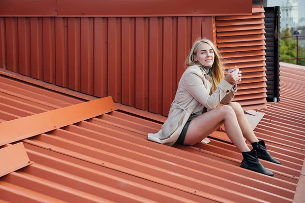 Piękna kobieta blondynka i kawa miasto z dachu domu — Zdjęcie stockowe