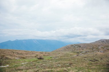 Ağaçsız bir dağ zirvesinin güzel manzarası