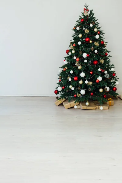 Kerstboom met geschenken voor het nieuwe jaar 2022 — Stockfoto